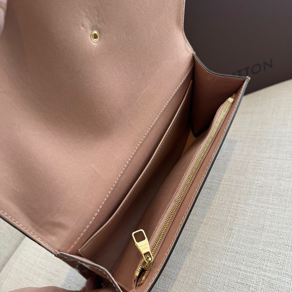 Sophisticated Louis Vuitton Tan Louise Clutch Bag - Picture 5 of 7